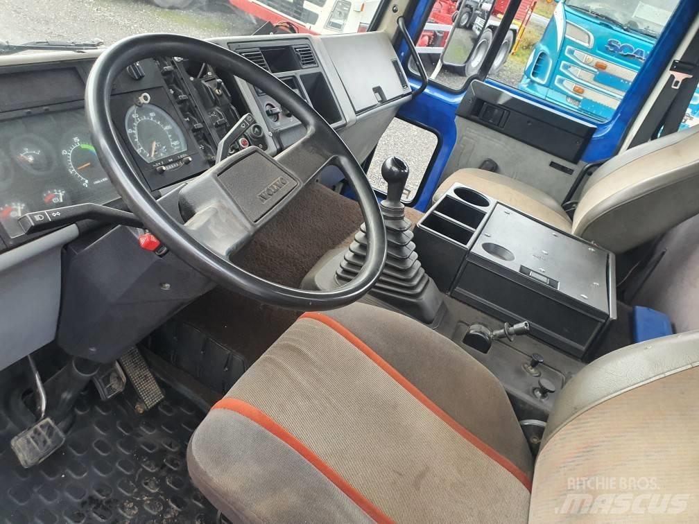 Volvo FL 612 Camion plateau ridelle avec grue