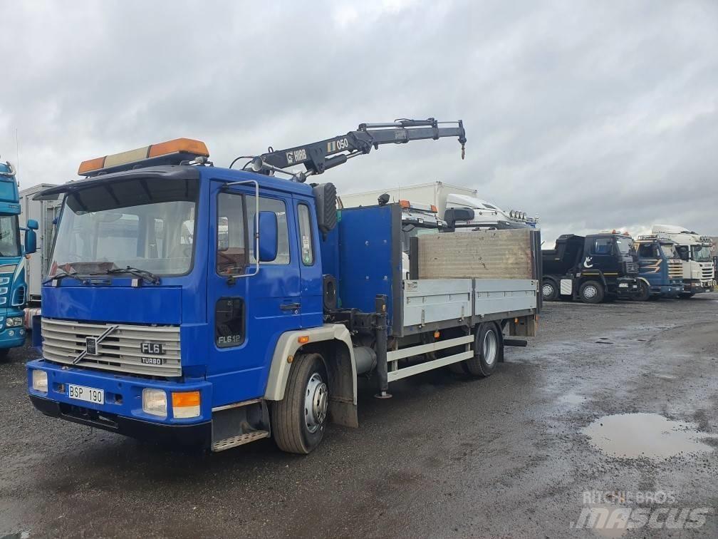 Volvo FL 612 Camion plateau ridelle avec grue