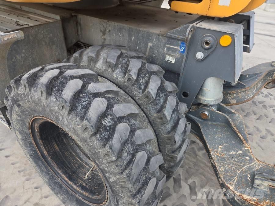 Liebherr 912 COMPACT Pelle sur pneus