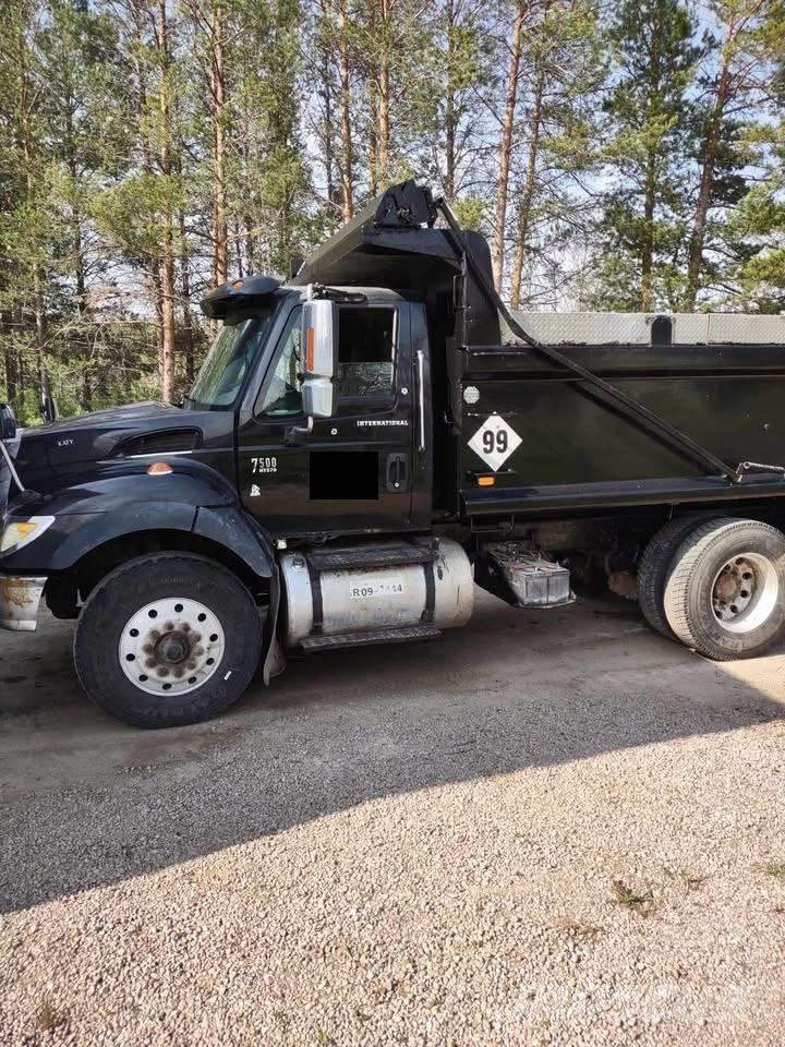 International 7500 Camion benne