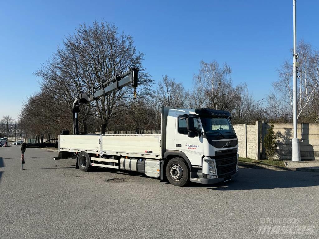 Volvo FM 420 Camion plateau ridelle avec grue