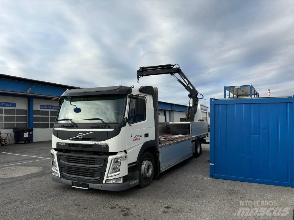 Volvo FM 420 Camion plateau ridelle avec grue