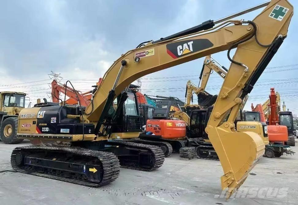 CAT 323 D Pelle sur chenilles