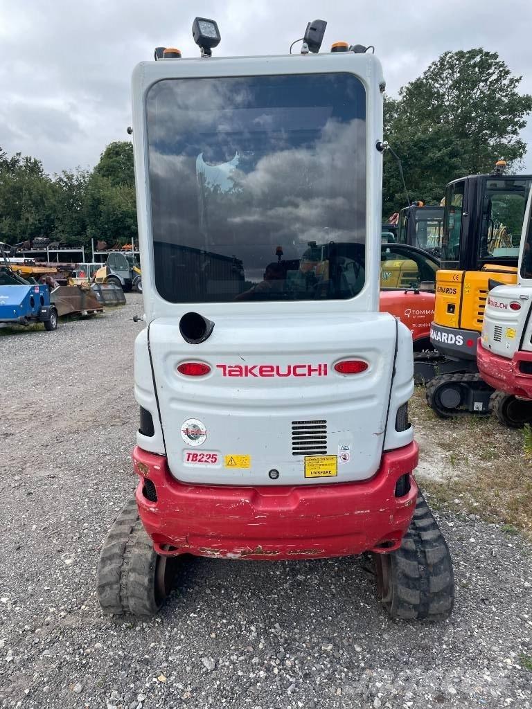 Takeuchi TB 225 Mini pelle < 7t