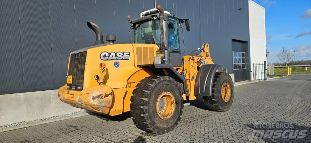 CASE 821 F Chargeuse sur pneus