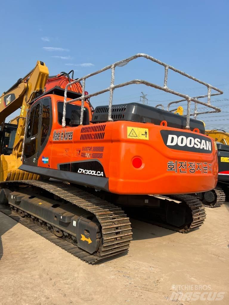Doosan DX300 Pelle sur pneus