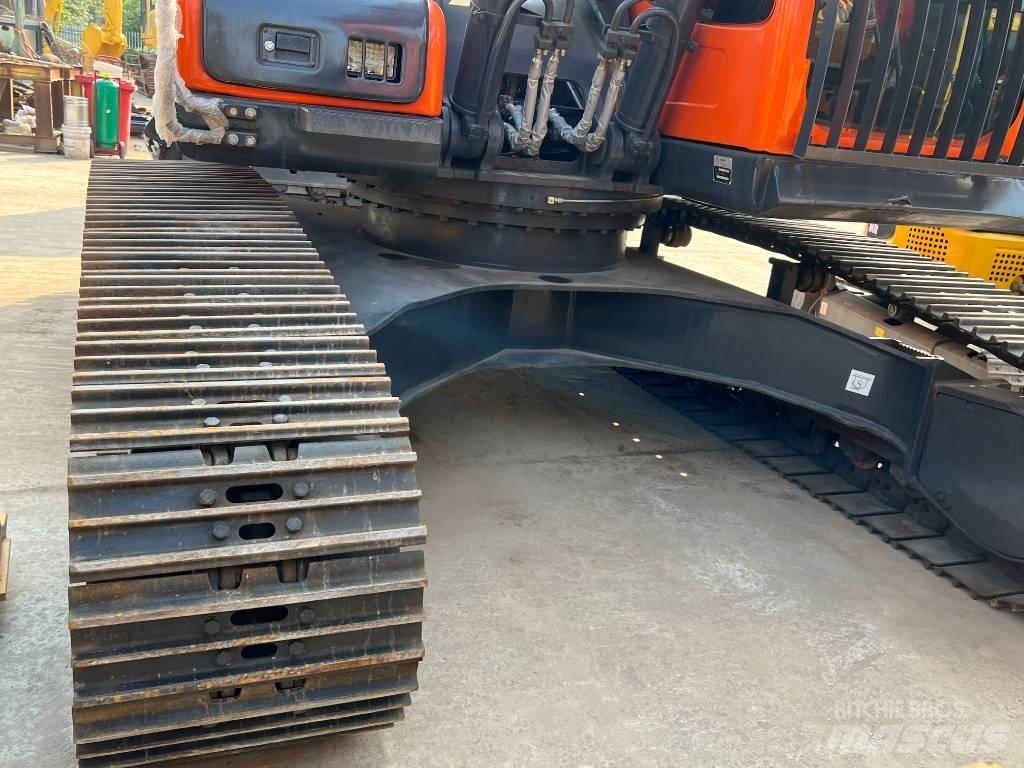 Doosan DX300 Pelle sur pneus