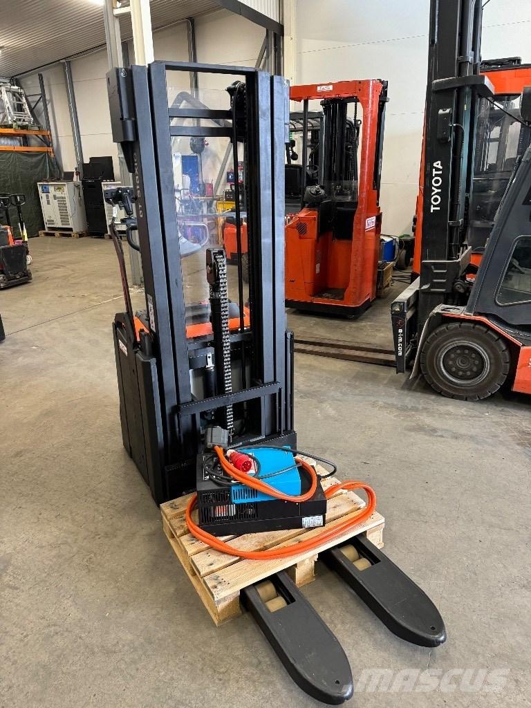 Toyota SWE160L Gerbeur accompagnant