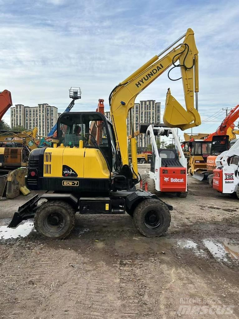 Hyundai R60-7 Pelle sur pneus