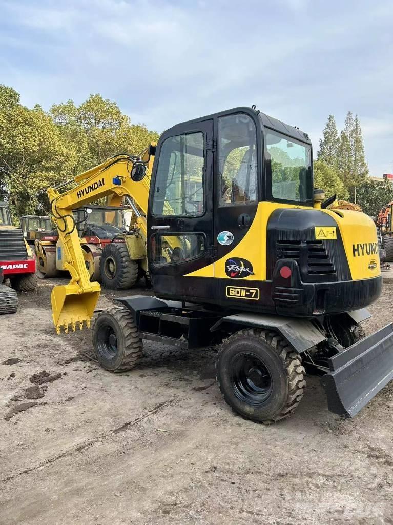 Hyundai R60-7 Pelle sur pneus