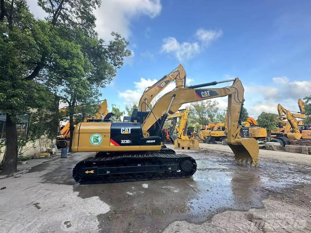 CAT 323 D Pelle sur chenilles