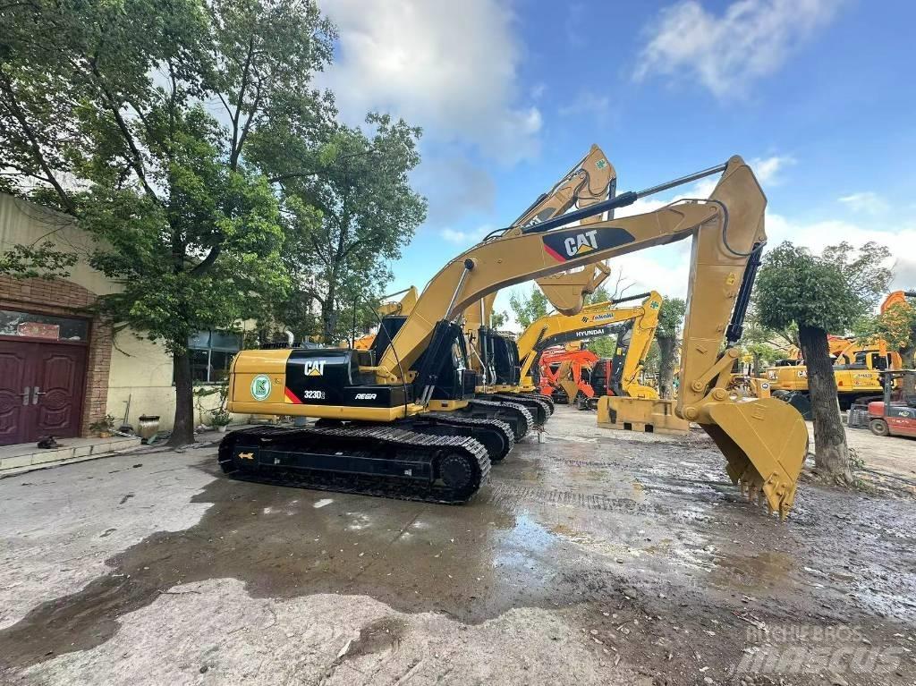 CAT 323 D Pelle sur chenilles