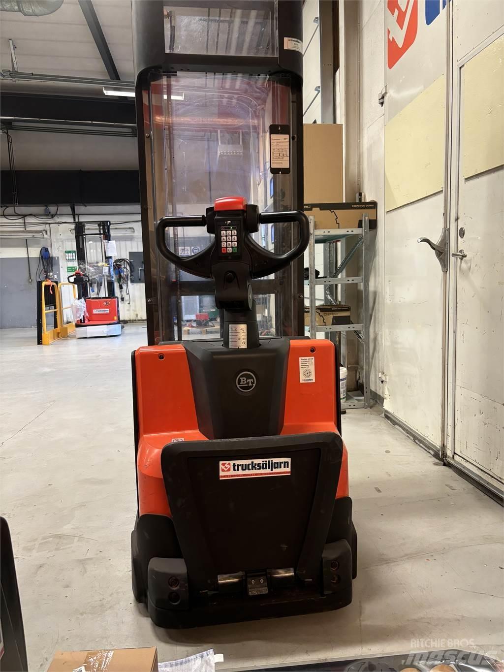 Toyota SWE120 Gerbeur accompagnant