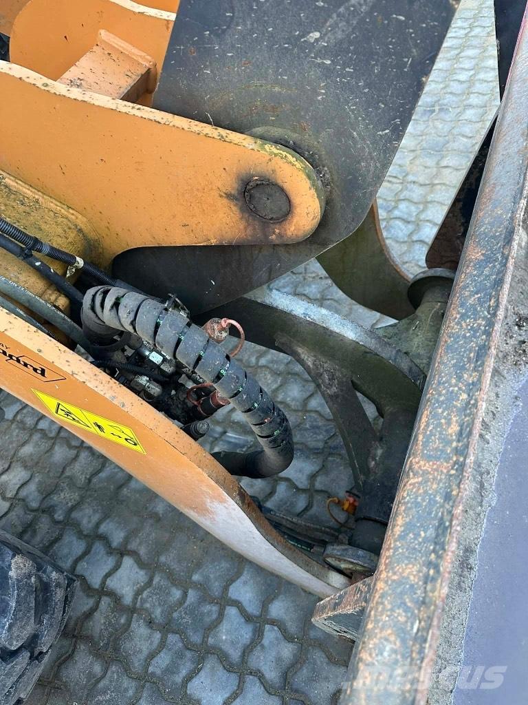 CASE 321 F Chargeuse sur pneus