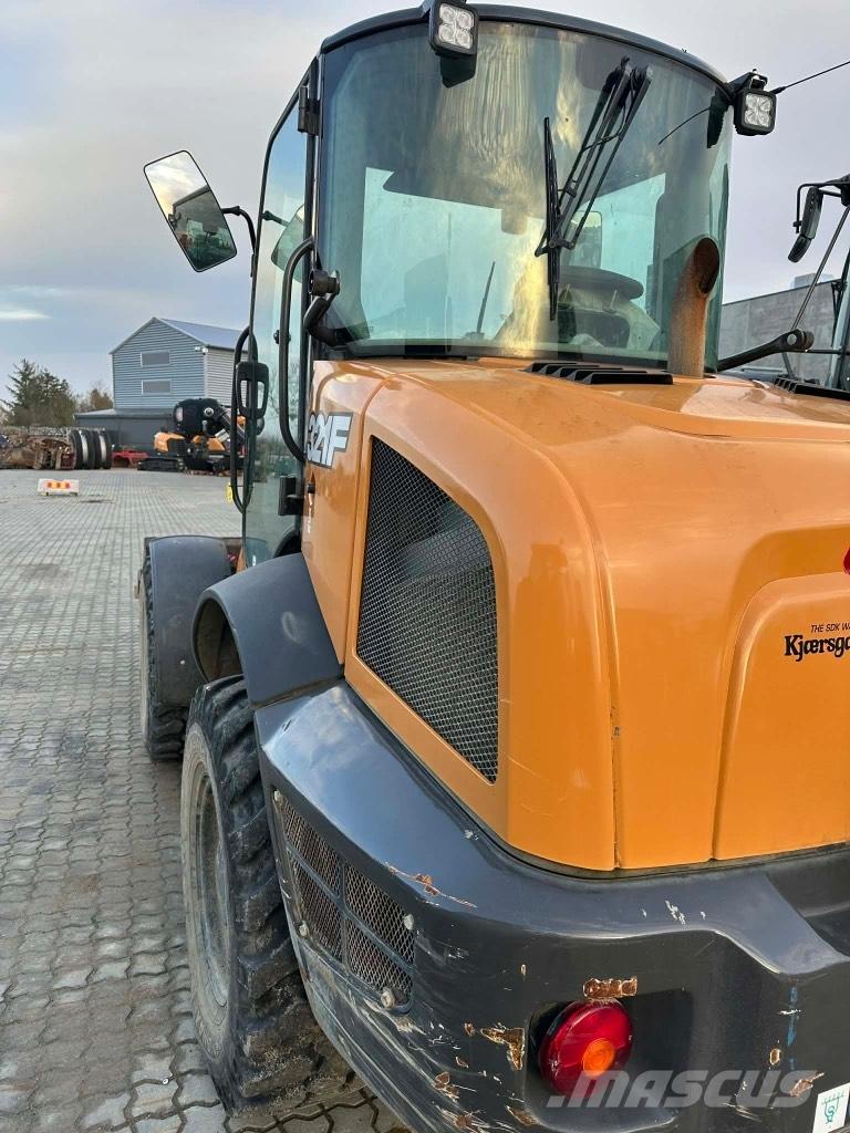 CASE 321 F Chargeuse sur pneus