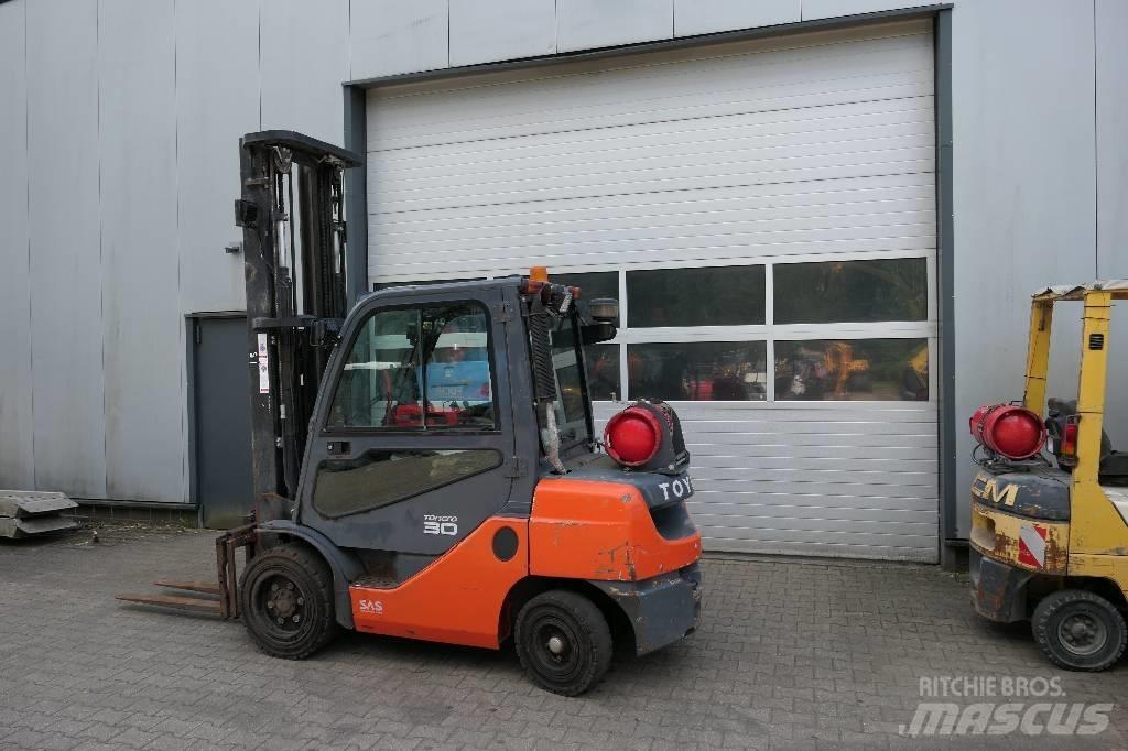 Toyota 02-8 FGF 30 Chariots GPL