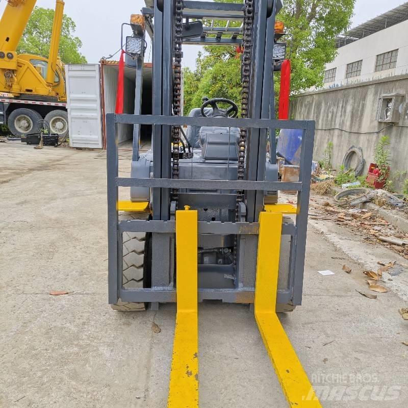 Komatsu 30 Chariots diesel