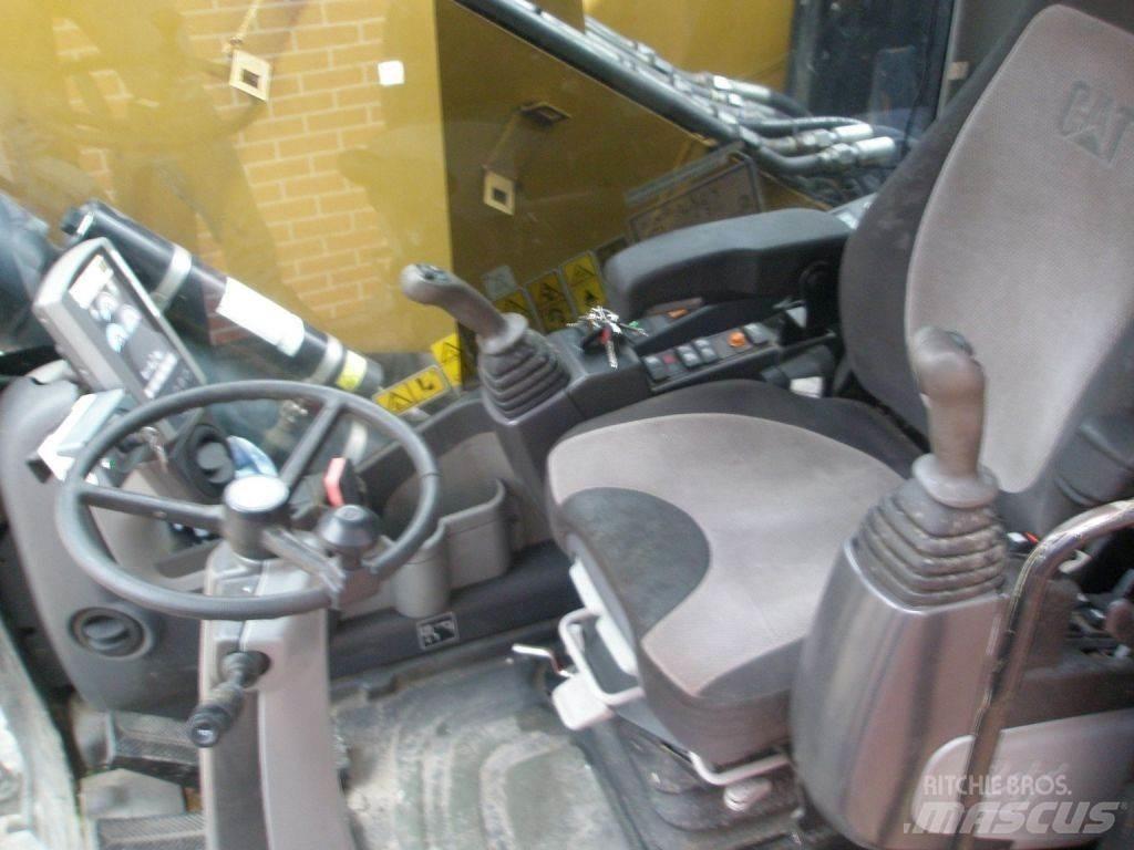 CAT M318D Pelle sur pneus
