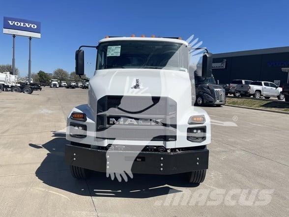 Mack MD7 Camion benne