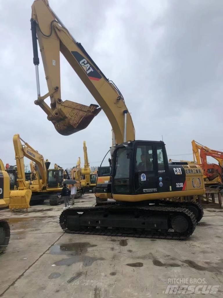 CAT 323 D Pelle sur chenilles
