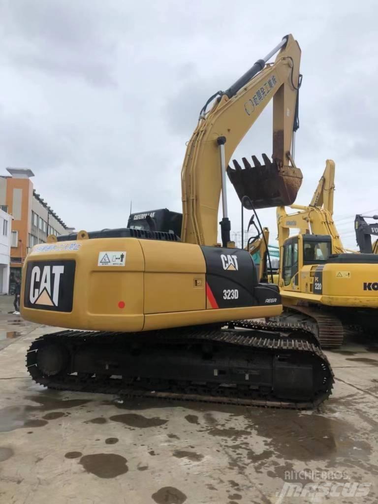CAT 323 D Pelle sur chenilles