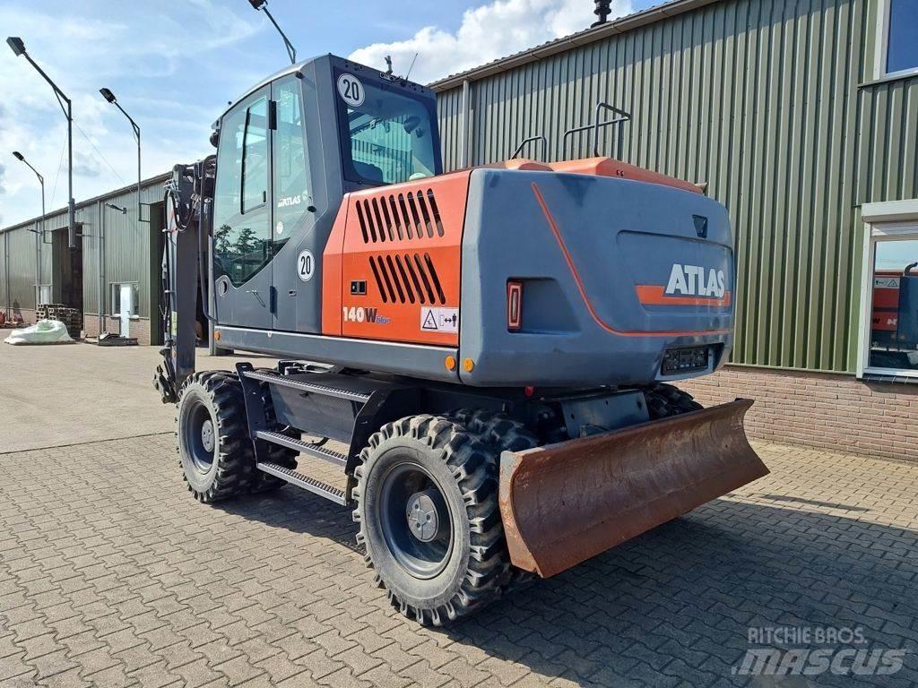 Atlas 140W Pelle sur pneus