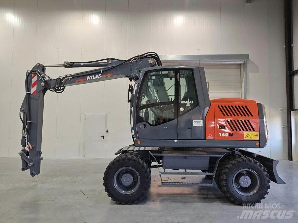 Atlas 140W Pelle sur pneus