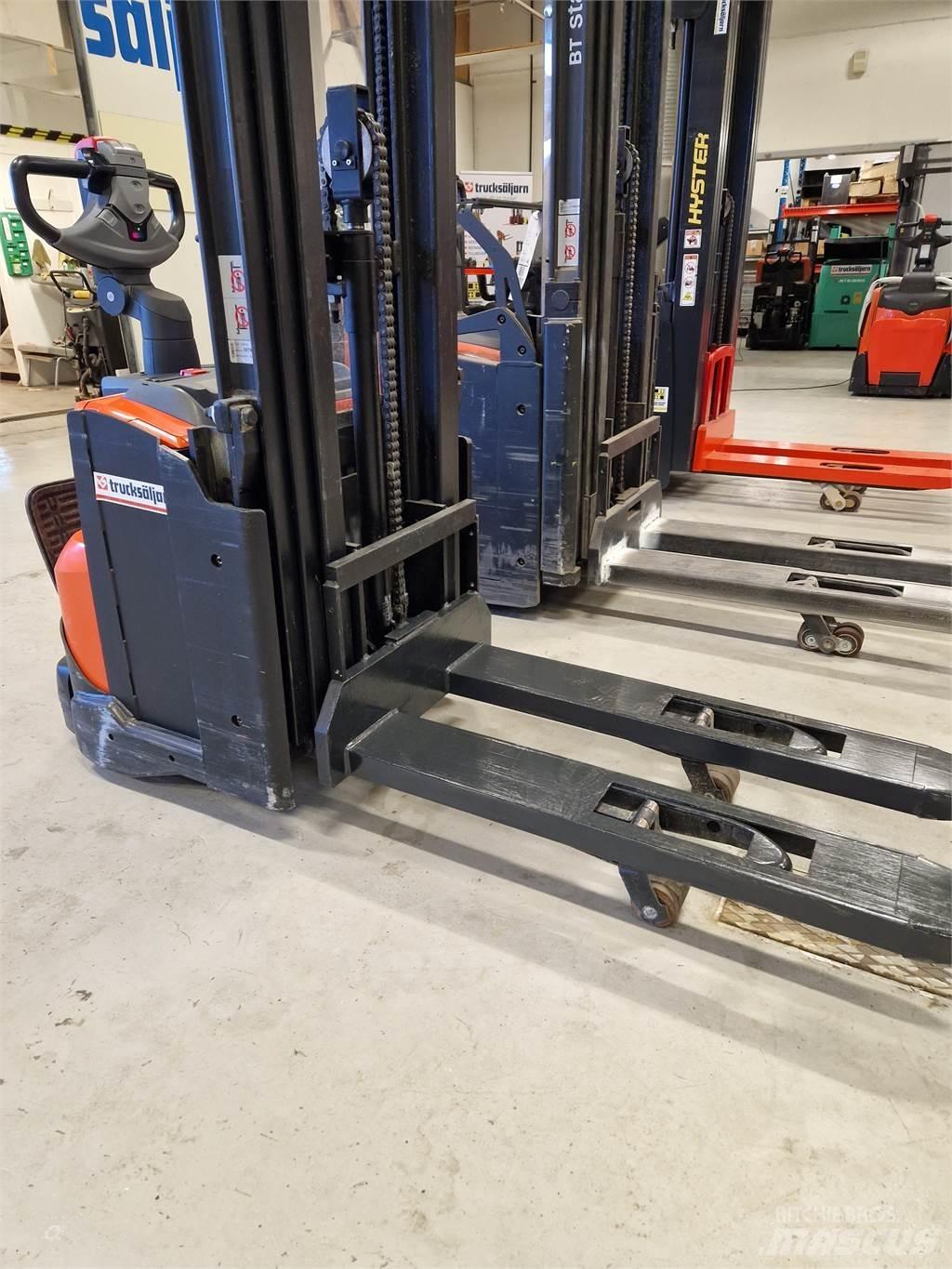 Toyota SWE120L Gerbeur accompagnant