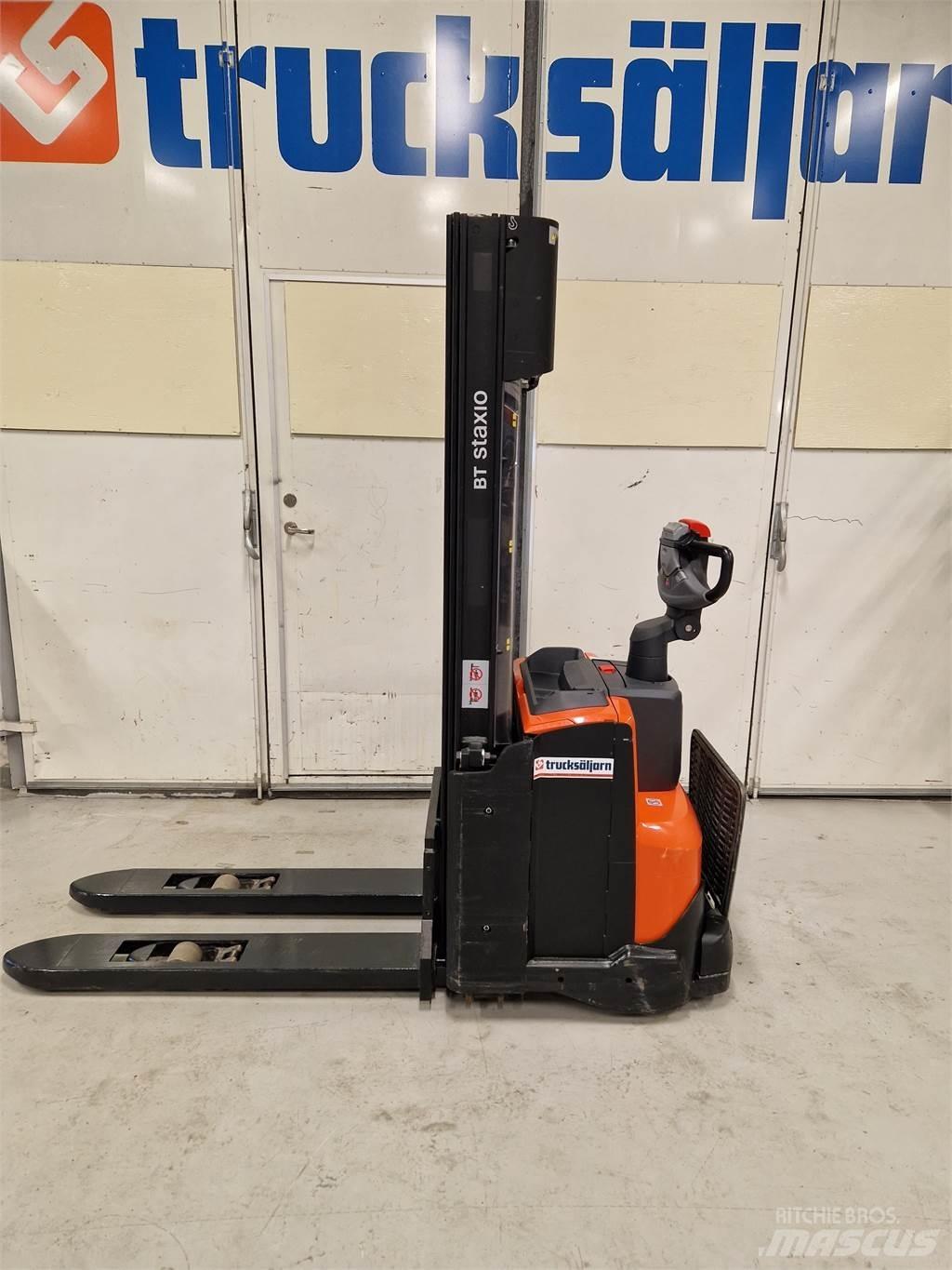 Toyota SWE120L Gerbeur accompagnant
