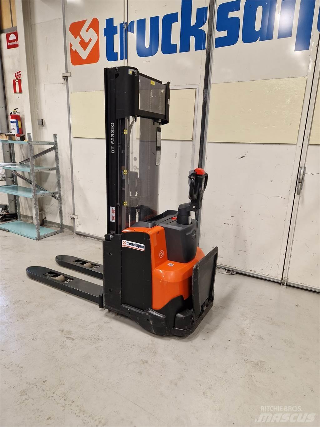 Toyota SWE120L Gerbeur accompagnant