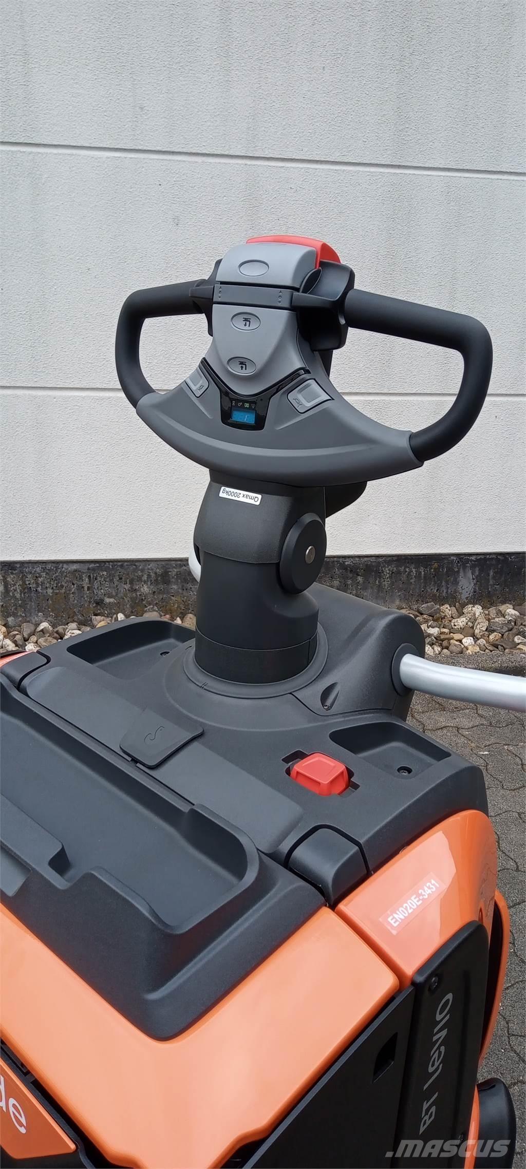 Toyota LPE200 Gerbeur accompagnant