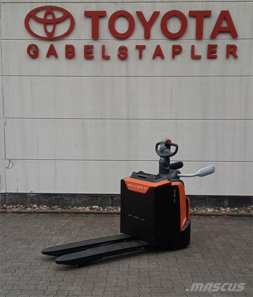 Toyota LPE200 Gerbeur accompagnant