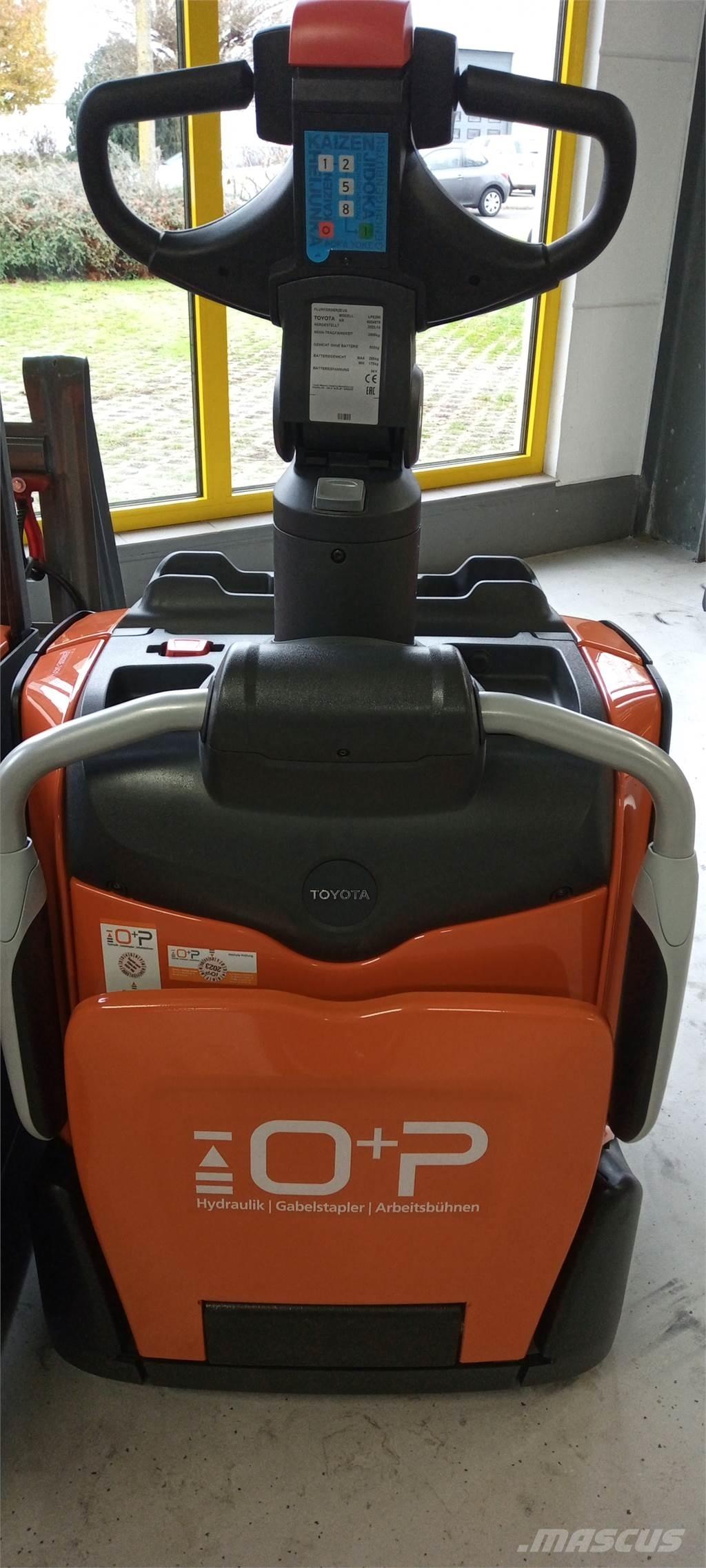 Toyota LPE200 Gerbeur accompagnant