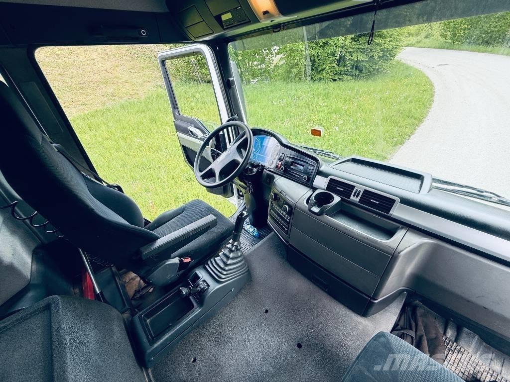 MAN TGS 26.360 Camion plateau ridelle avec grue