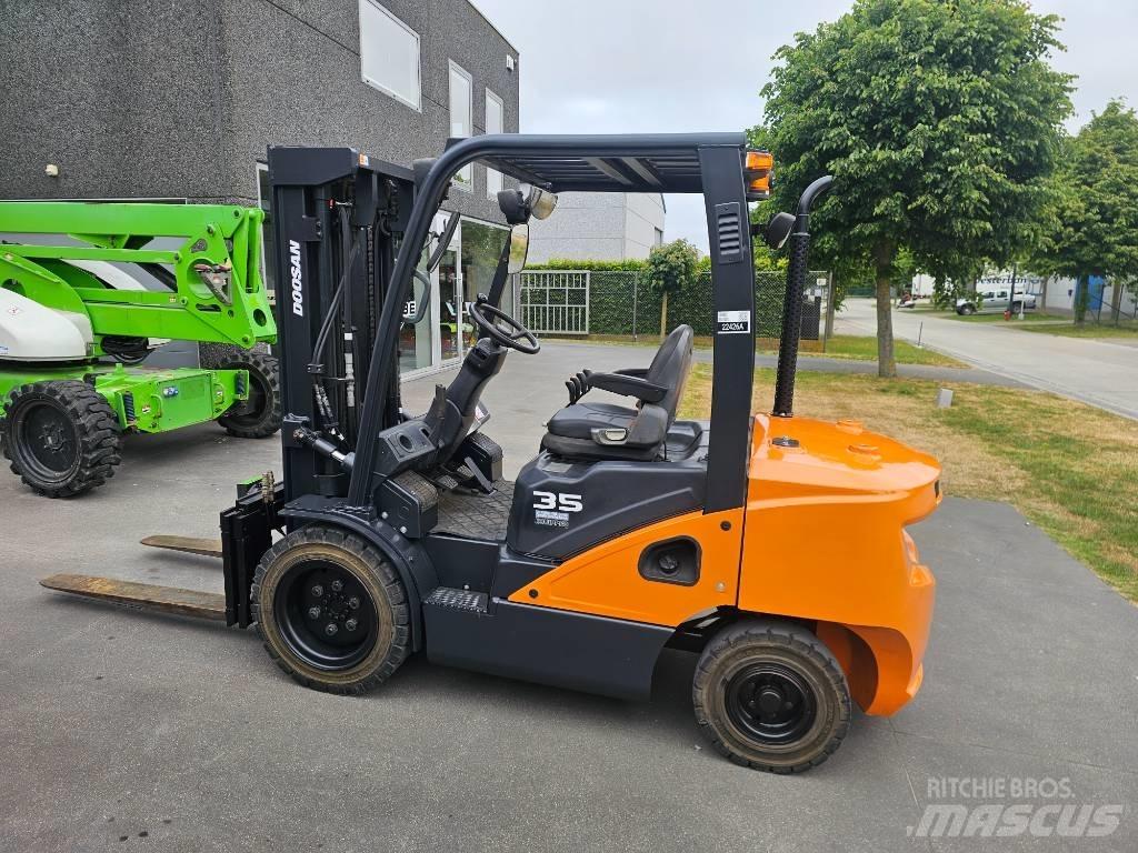 Doosan D 35 S-7 Chariots diesel