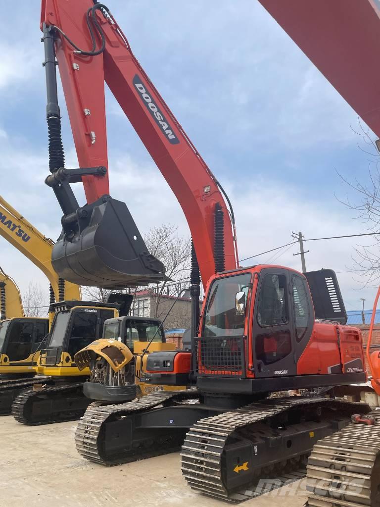 Doosan DX 225 Pelle sur chenilles