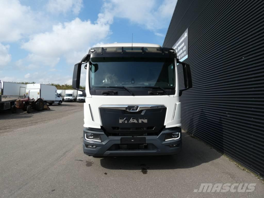 MAN TGM 18.290 Camion plateau ridelle avec grue