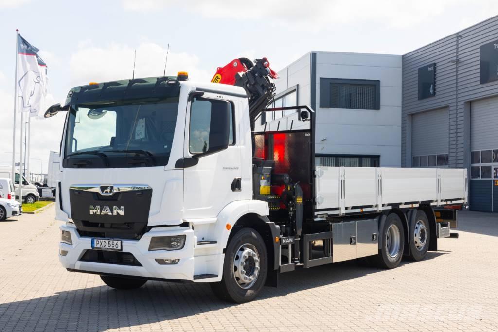 MAN TGM 26.320 6x2-4 Camion plateau ridelle avec grue