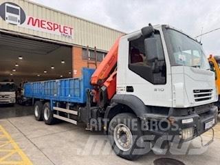 Iveco Trakker 310 Camion plateau ridelle avec grue