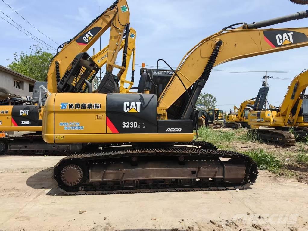 CAT 323 D Pelle sur chenilles