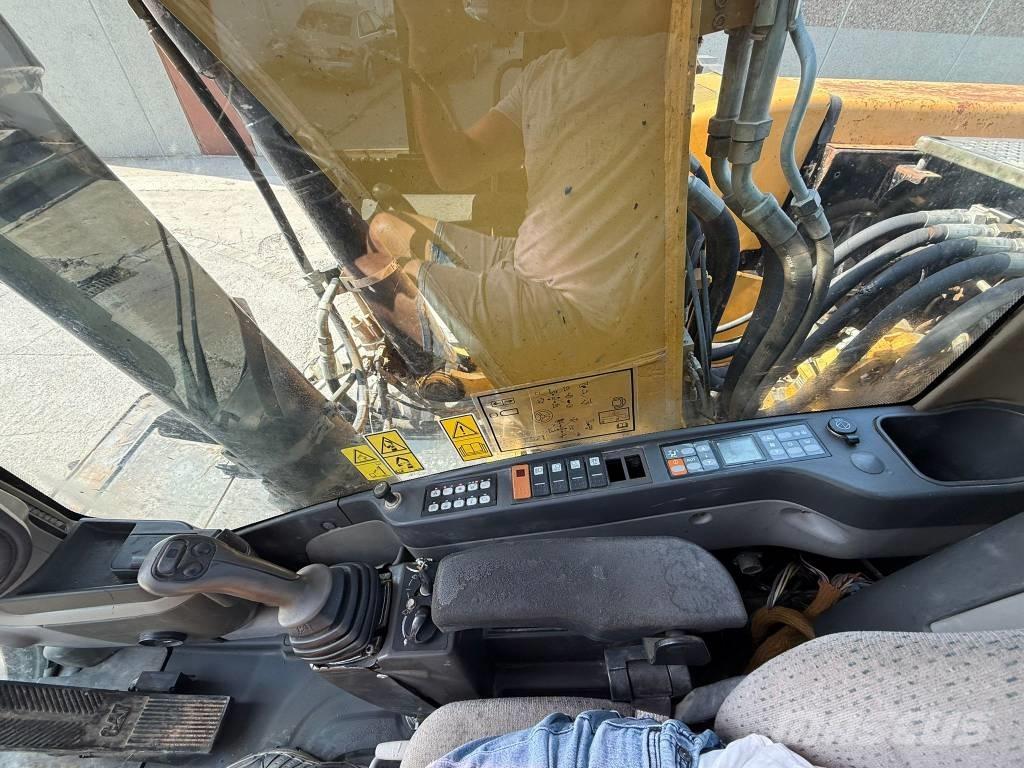CAT M 322 D Pelle sur pneus