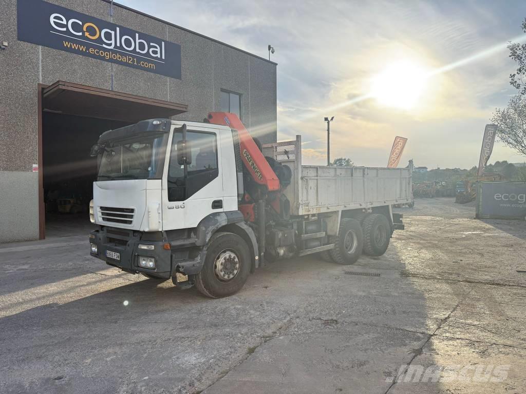 Iveco Trakker 380 Camion plateau ridelle avec grue