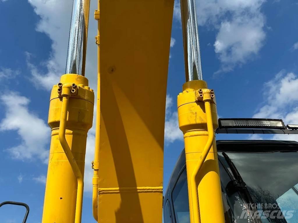 New Holland E215 Pelle sur chenilles