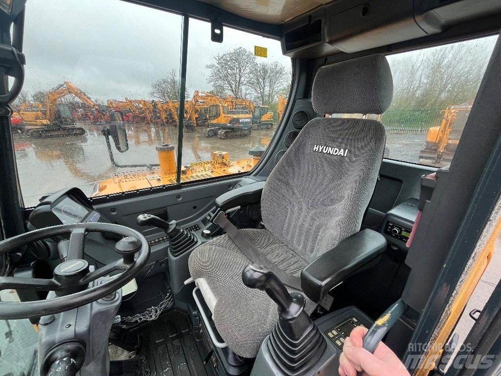 Hyundai R55W-9A Pelle sur pneus