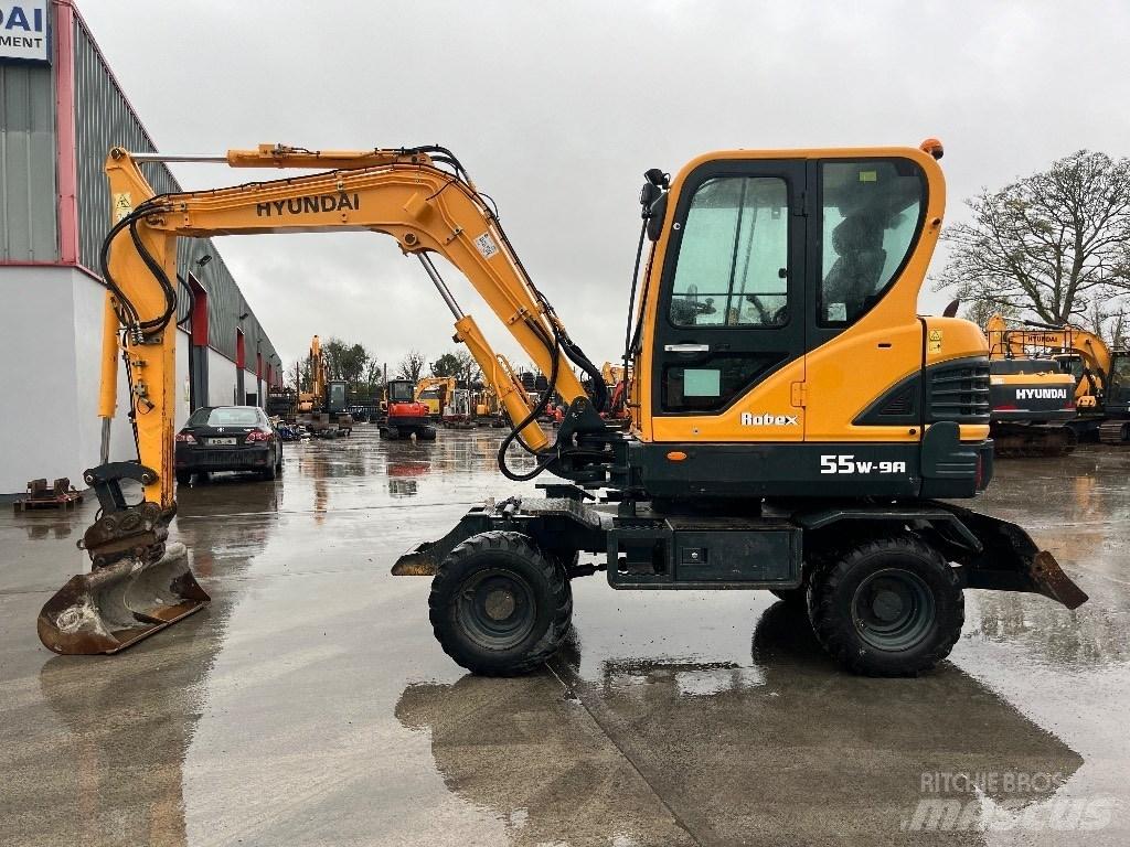 Hyundai R55W-9A Pelle sur pneus