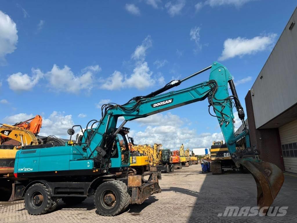 Doosan DX 210 W Pelle sur pneus