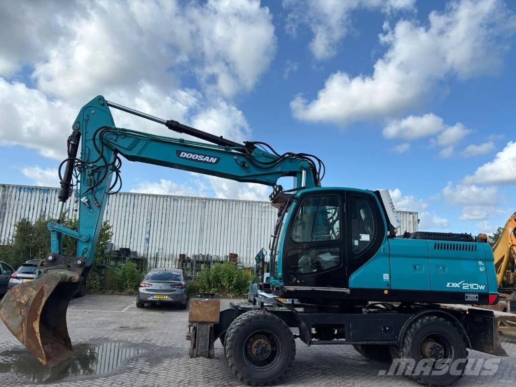 Doosan DX 210 W Pelle sur pneus
