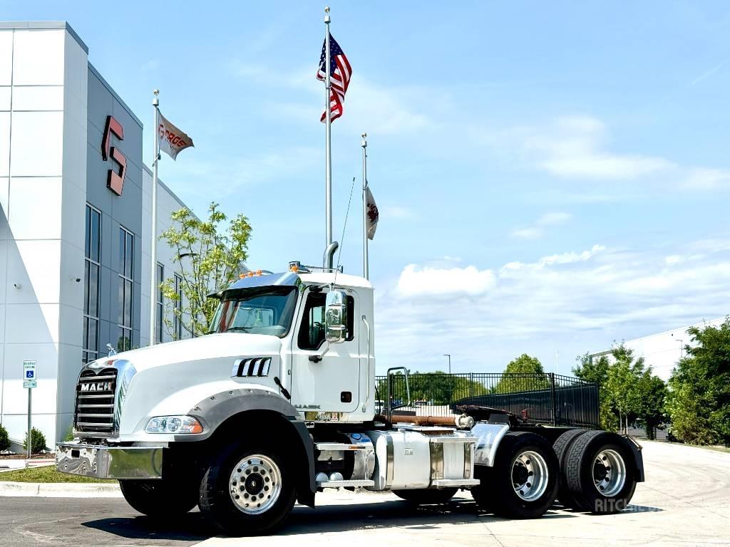 Mack GU 813 Tracteur routier