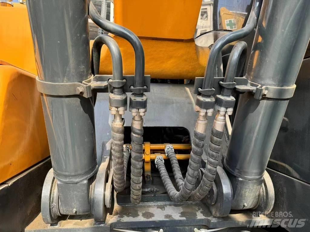 Hyundai R220LC-9S Pelle sur chenilles