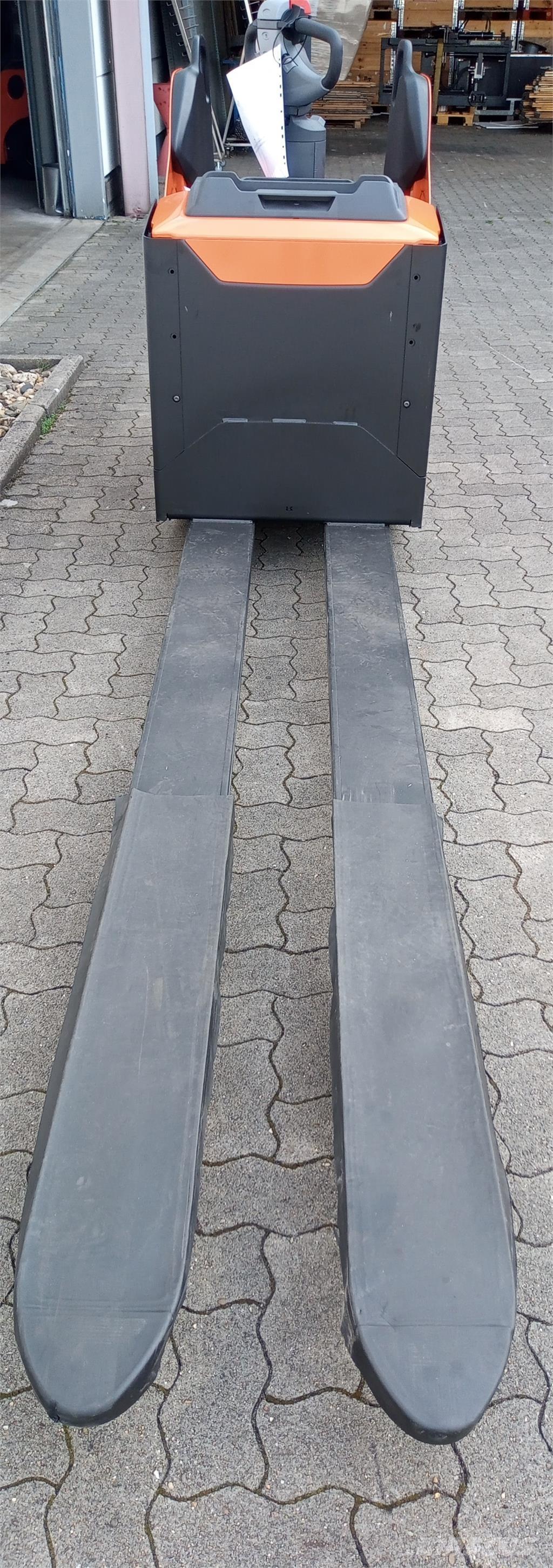 Toyota LPE 250 Gerbeur accompagnant